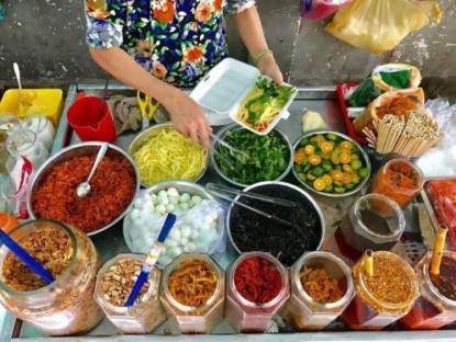 Muôn kiểu bánh tráng Sài Gòn loại nào cũng hấp dẫn, có món được ví như "pizza Việt Nam" vừa ngon vừa rẻ