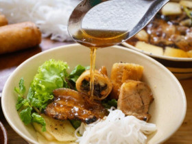 5 quán bún chả nổi tiếng nhất Hà Nội, đắt xắt ra miếng, 100.000 đồng/suất vẫn đông nườm nượp 