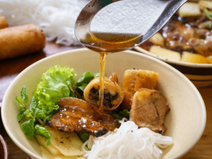 5 quán bún chả nổi tiếng nhất Hà Nội, đắt xắt ra miếng, 100.000 đồng/suất vẫn đông nườm nượp 