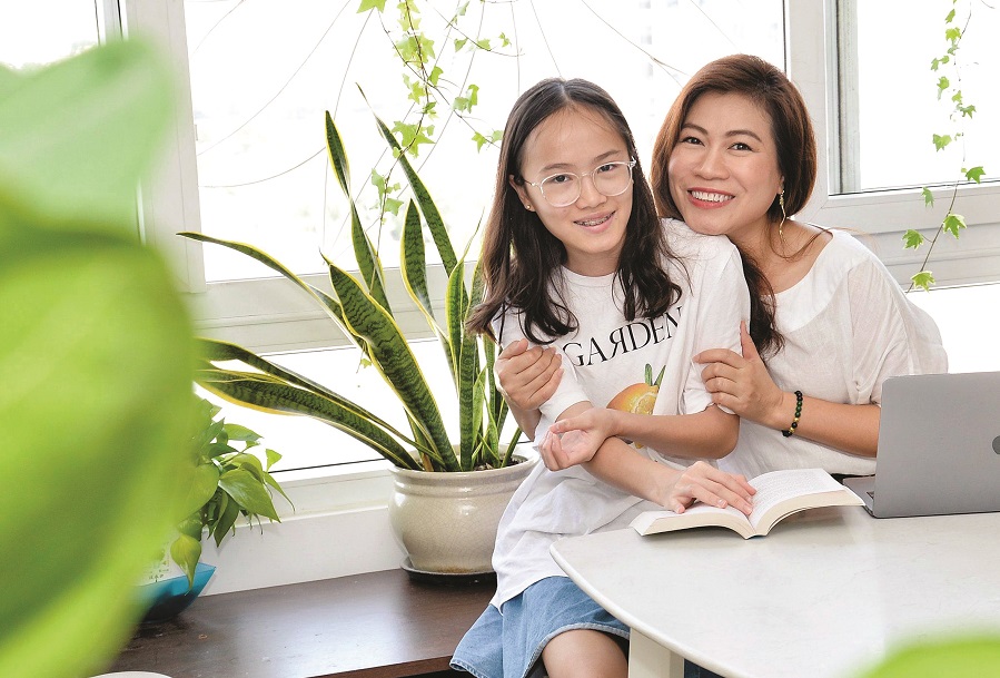 Nữ nhà báo Trần Thu Hà: Nhìn con mà tôi tự sửa mình - 1