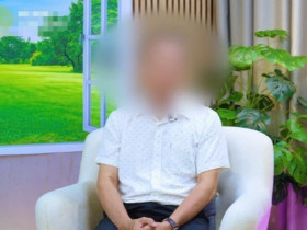 Ở nhà trông con thay vợ, người chồng chết lặng khi nghe con nói ra sự thật động trời về bố vợ