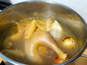 Luộc gà nên để úp hay ngửa mới đúng, đa số quen tay mà không biết những điều này, giờ học được cũng chưa muộn