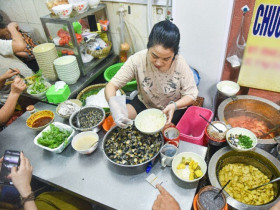 Cầm 50k ăn cả phố cổ Hà Nội: Thèm bún ốc đến Đồng Xuân, muốn ăn nộm tới Hàm Long
