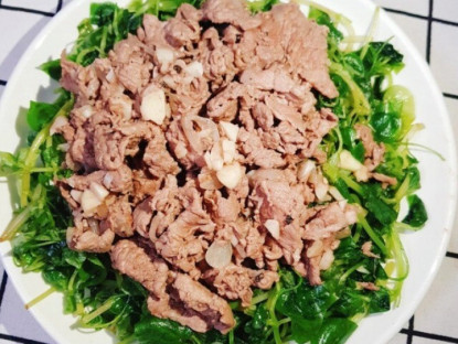 Cây dại mọc đầy vệ đường được ví như "thảo dược vàng", hái đem về làm gỏi cả nhà tranh nhau ăn
