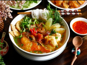 Độc lạ ẩm thực Hà Nội: Khách vừa ăn bún vừa nghe chủ quán quát tháo, muốn ăn phải xếp hàng chờ cả tiếng