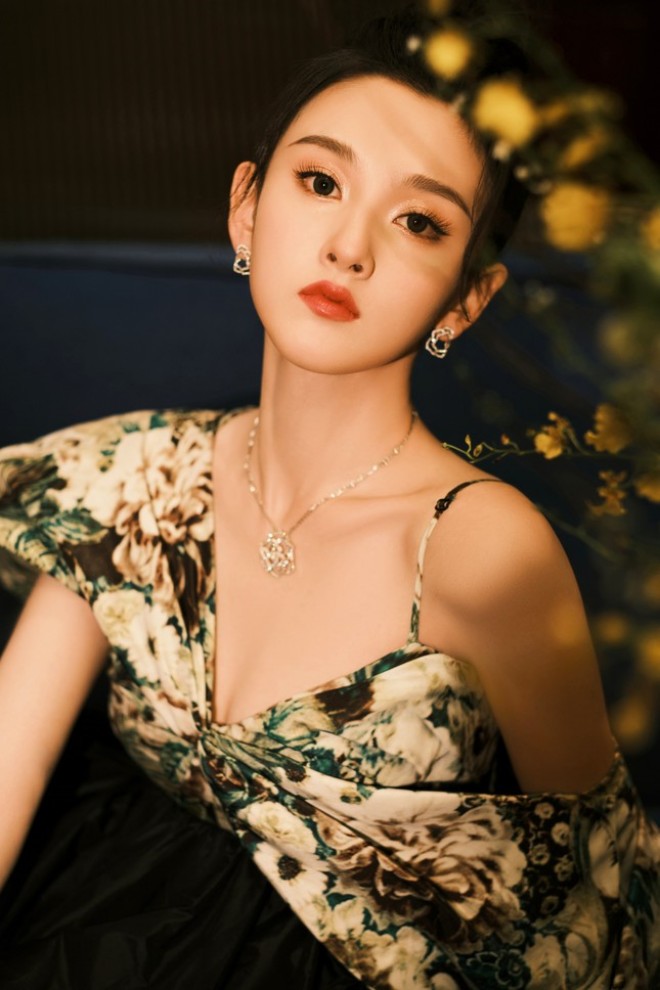 Tống Tổ Nhi nữ chính phim Khom Lưng: Đẹp đến mức được &#34;phong thần&#34;, từng suýt mất tất cả vì trốn thuế - 12