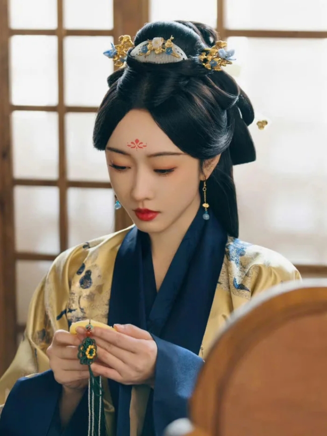 Bà chúa &#34;phông bạt&#34; của Khom Lưng: Đẹp lay động lòng người dù bị cắt mũi, đi làm 10 năm vẫn &#34;mắc kẹt&#34; tại chỗ - 7