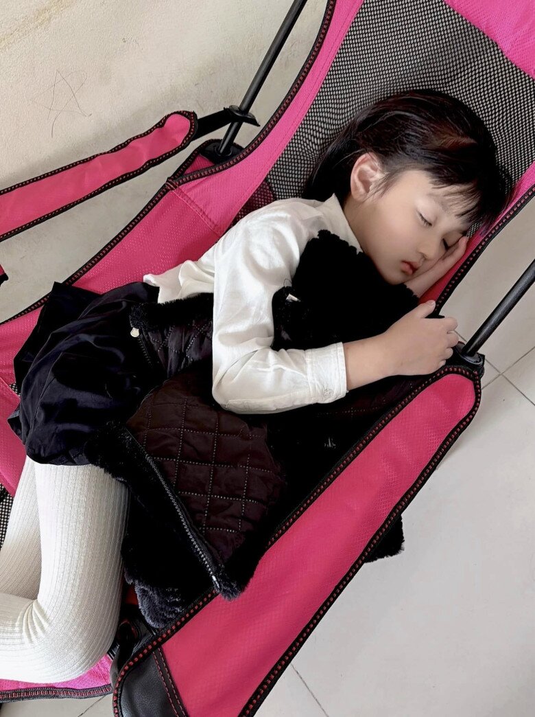 Sao nhí 8 tuổi kiếm 25 triệu/giờ: Sáng đi thi, trưa về quay phim dưới trời nắng như &#34;đổ lửa&#34; - 5