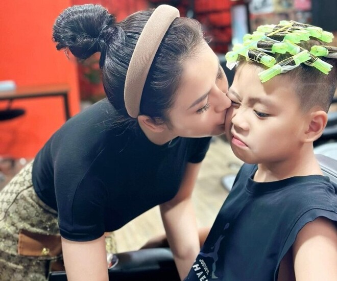 Lương Thu Trang bị con từ chối hôn vì thấy "phản cảm", hứa khi nào quý tử đủ 18 tuổi sẽ thôi "đụng chạm" - 1