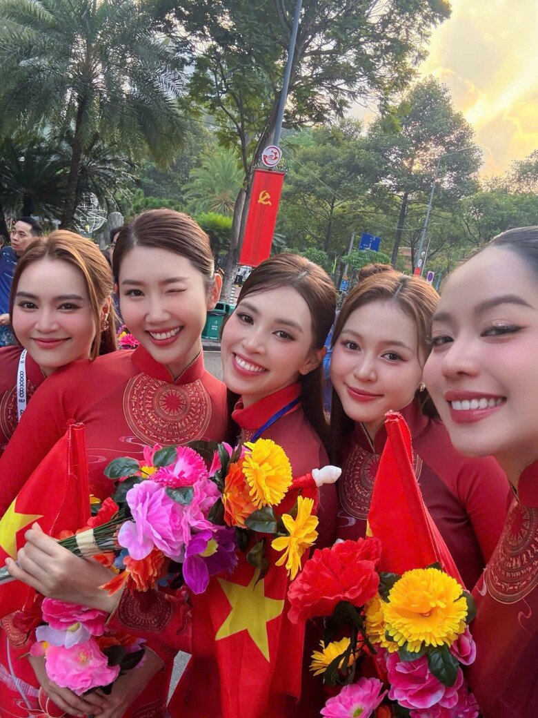 Đọ nhan sắc 3 nàng hậu xuất hiện trong lễ diễu binh, không mặt hoa da phấn vẫn xao xuyến lòng người - 1