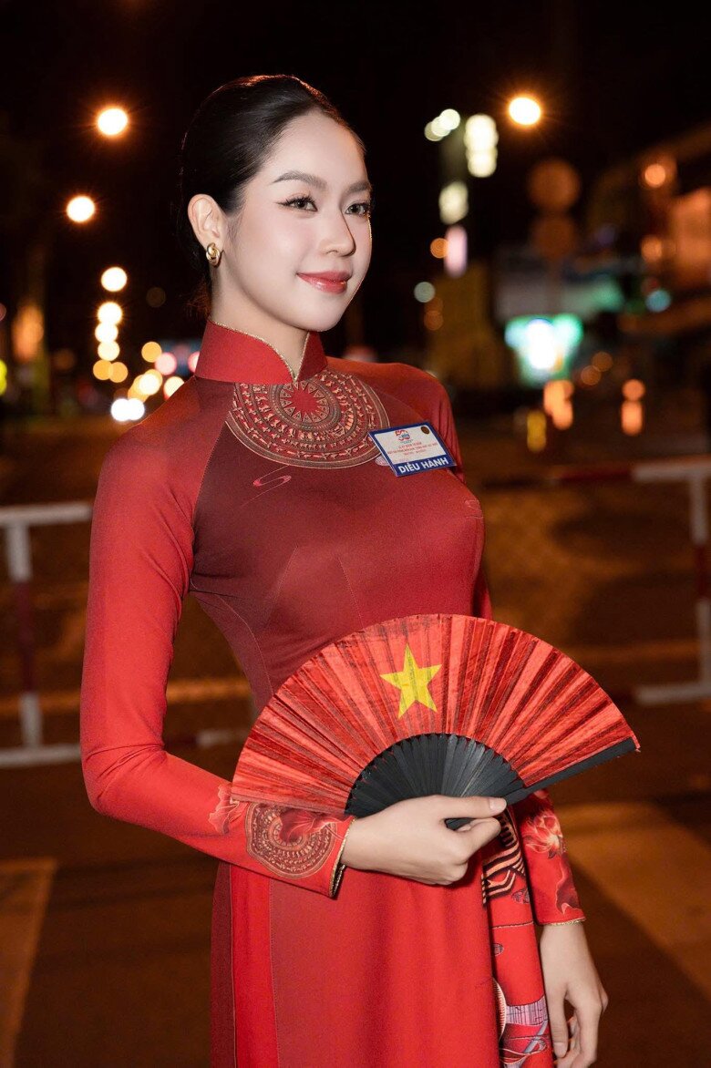Đọ nhan sắc 3 nàng hậu xuất hiện trong lễ diễu binh, không mặt hoa da phấn vẫn xao xuyến lòng người - 9