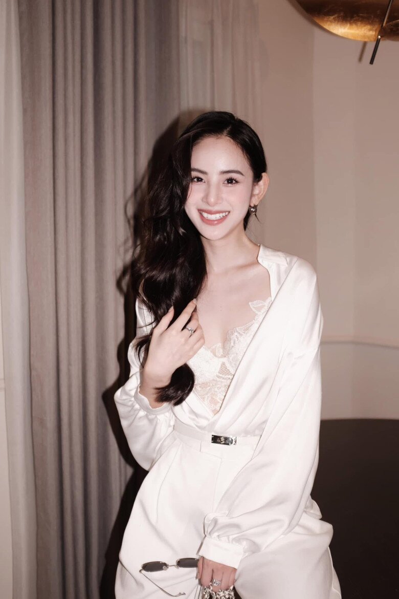 Bí quyết giữ eo con kiến cùng nụ cười toả nắng triệu view của 2 cô dâu hào môn mới tinh Vbiz - 4