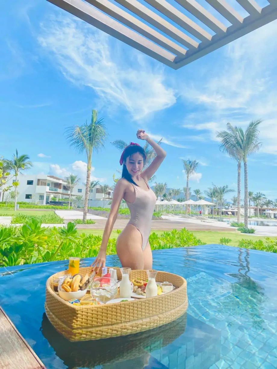 Độc nhất vô nhị Vbiz, có một mỹ nhân body nóng bỏng nhưng đi biển che chắn còn kín hơn cả Phạm Băng Băng - 9