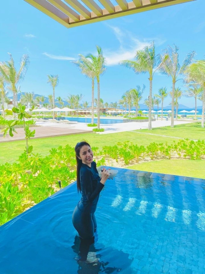 Độc nhất vô nhị Vbiz, có một mỹ nhân body nóng bỏng nhưng đi biển che chắn còn kín hơn cả Phạm Băng Băng - 5