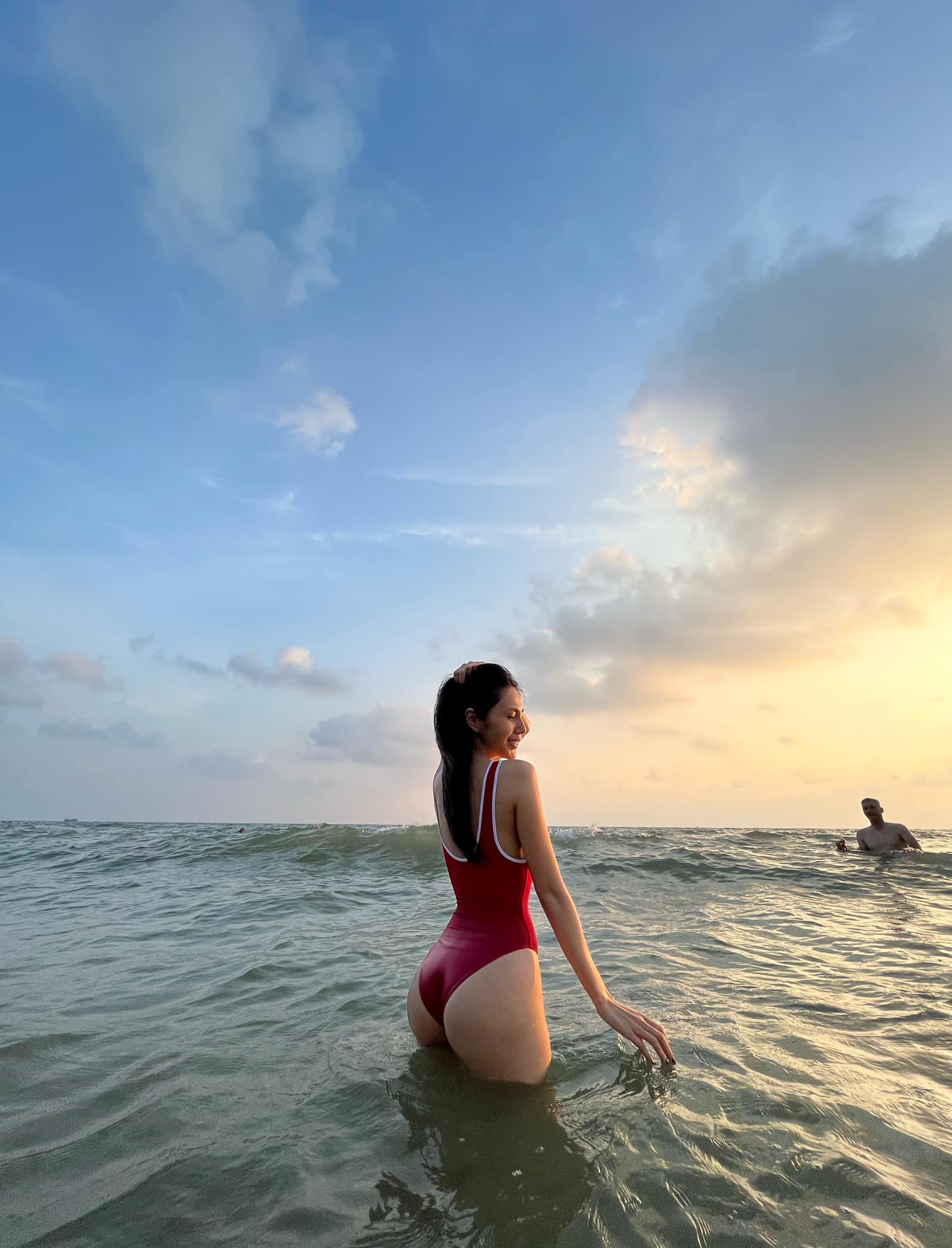 Độc nhất vô nhị Vbiz, có một mỹ nhân body nóng bỏng nhưng đi biển che chắn còn kín hơn cả Phạm Băng Băng - 6