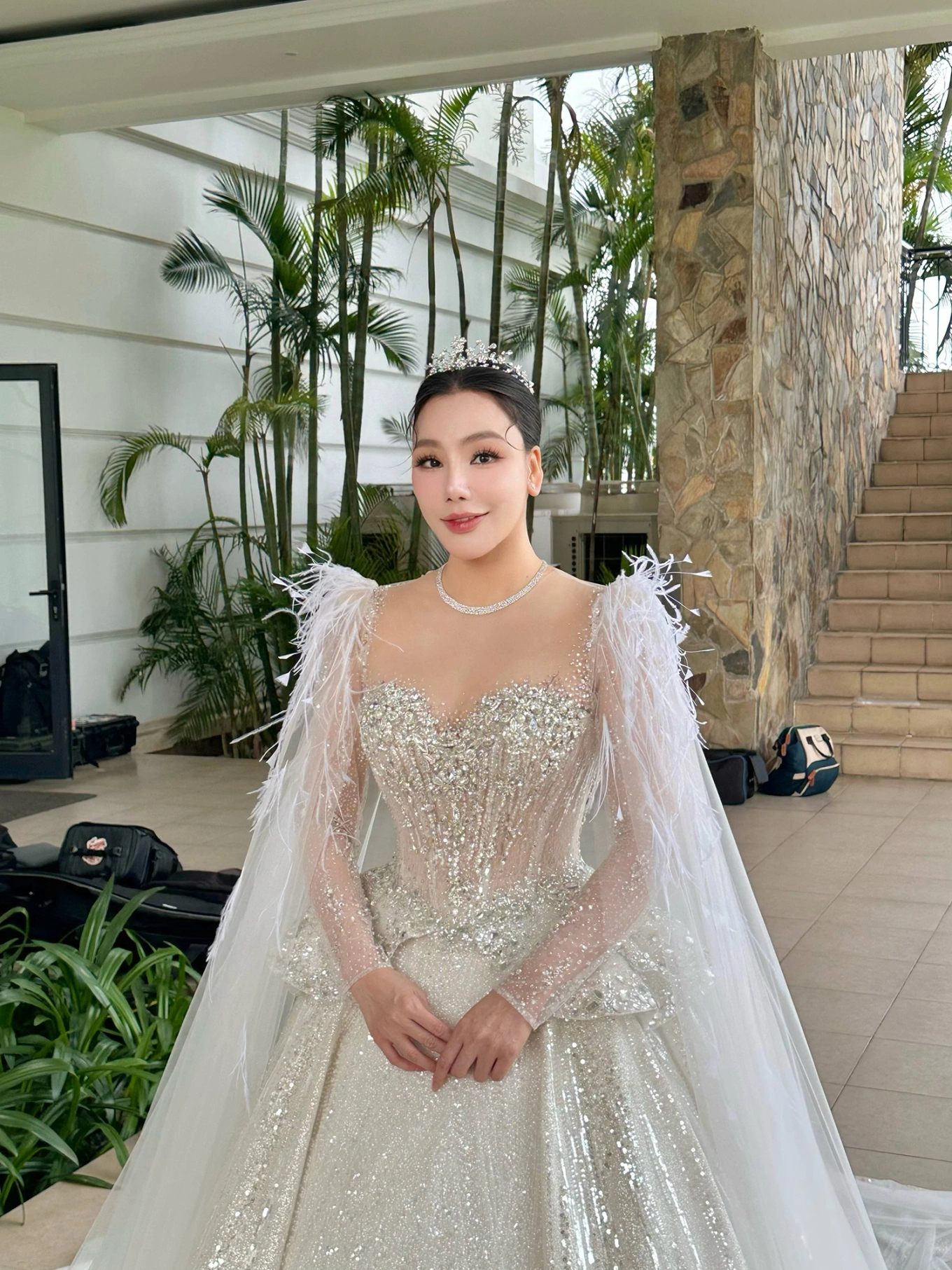 Cô dâu U50 Hồ Quỳnh Hương diện hai chiếc váy cưới lộng lẫy, e ấp xuất hiện bên chú rể - 5