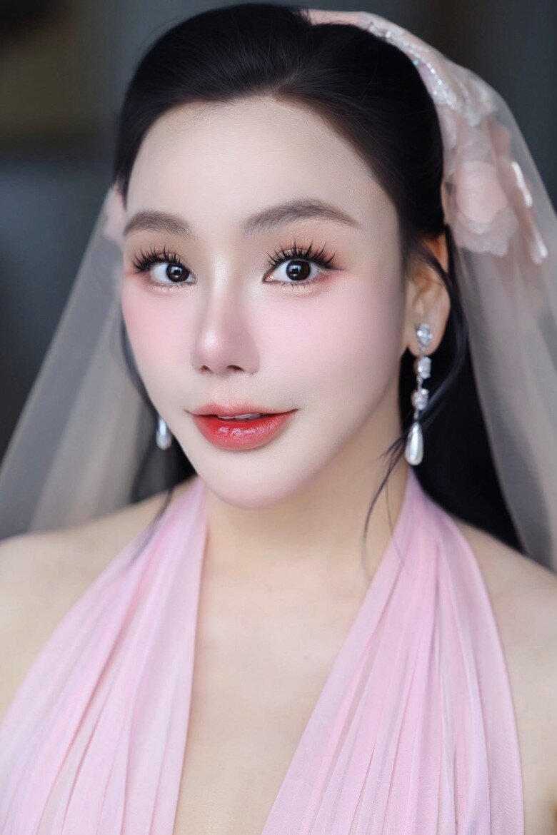 Cô dâu U50 Hồ Quỳnh Hương diện hai chiếc váy cưới lộng lẫy, e ấp xuất hiện bên chú rể - 1