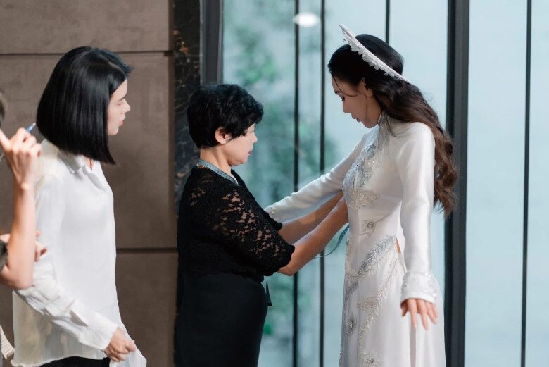 Cô dâu U50 Hồ Quỳnh Hương diện hai chiếc váy cưới lộng lẫy, e ấp xuất hiện bên chú rể - 10