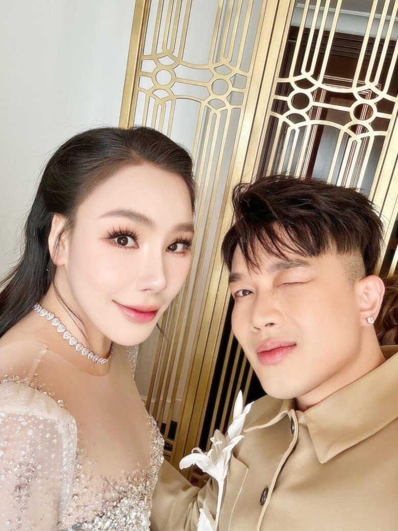 Cô dâu U50 Hồ Quỳnh Hương diện hai chiếc váy cưới lộng lẫy, e ấp xuất hiện bên chú rể - 4