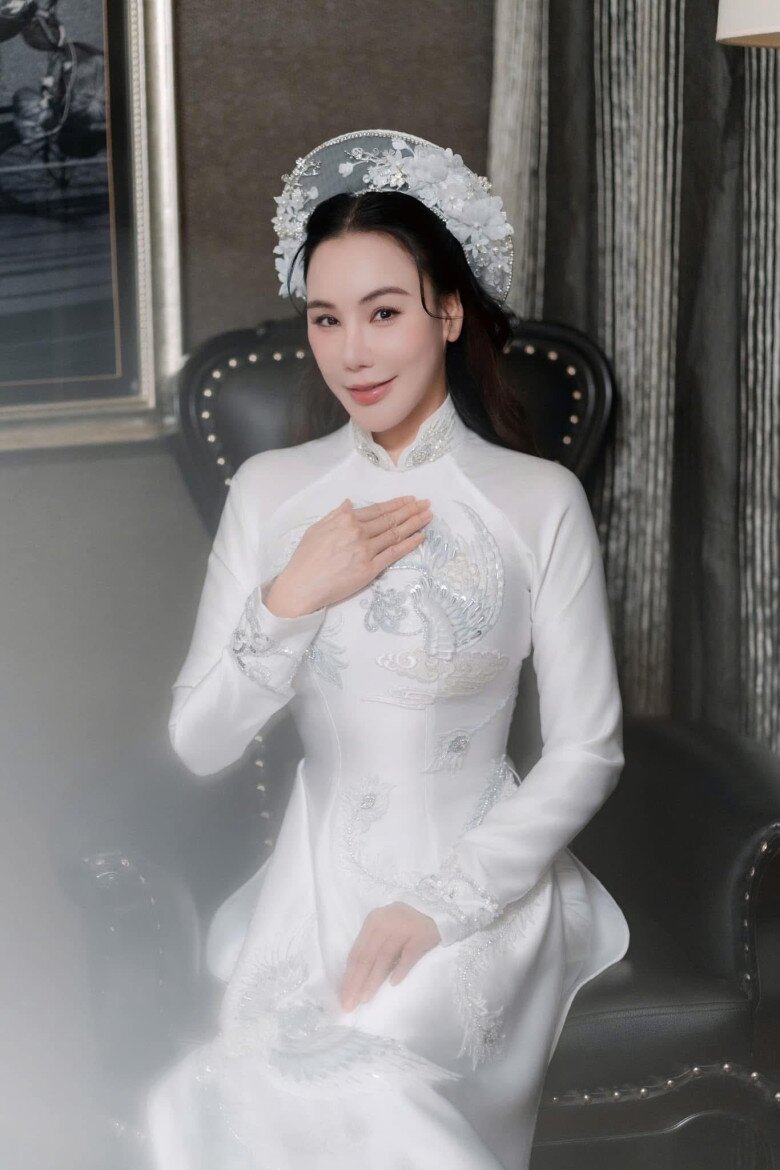 Cô dâu U50 Hồ Quỳnh Hương diện hai chiếc váy cưới lộng lẫy, e ấp xuất hiện bên chú rể - 8