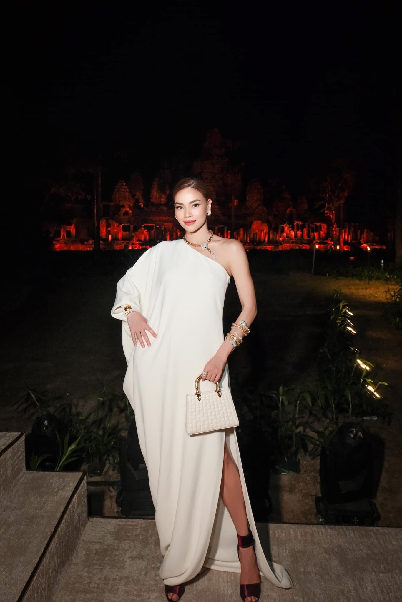 Mặc đồ trắng không lo lộ "bé mỡ" chuẩn style Hồ Ngọc Hà, tưởng khó nhưng lại vô cùng đơn giản - 10