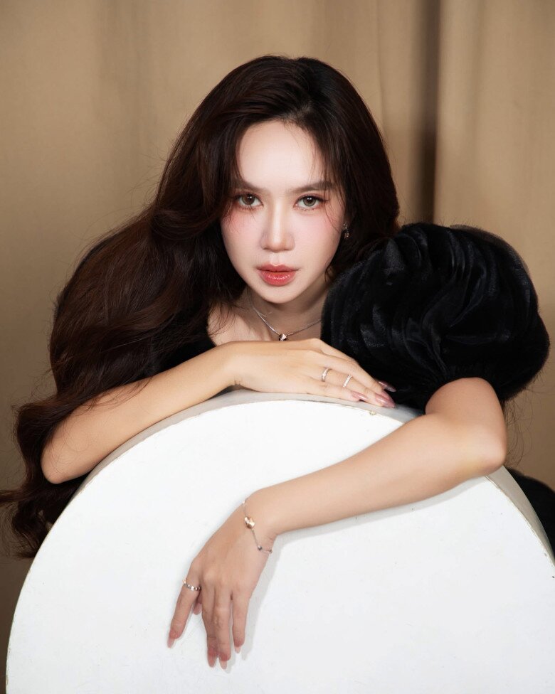 Mẹ bỉm Vbiz 4 con được khen trẻ đẹp hơn Jisoo Black Pink nhờ bí quyết cực dễ thực hiện - 4