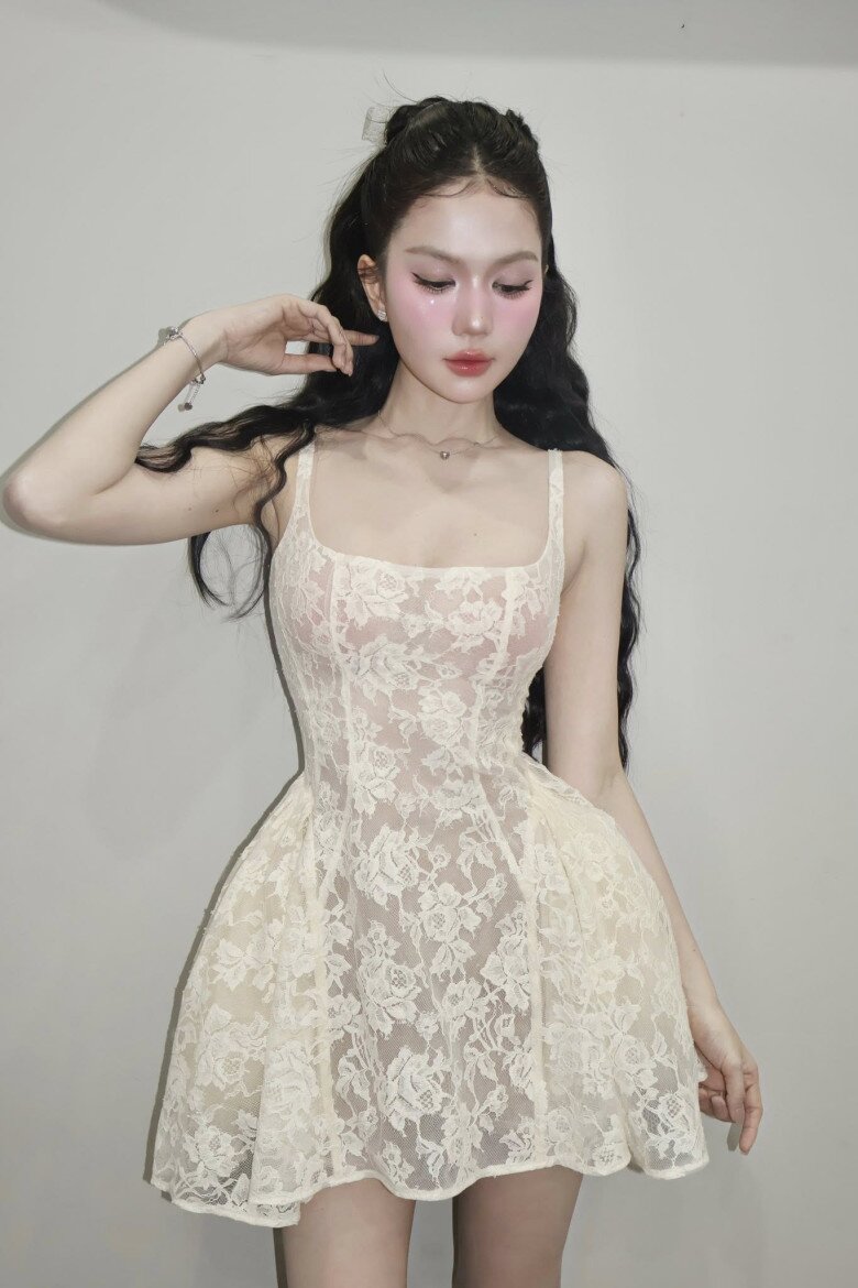 Sau nữ hoàng nội y, Ngọc Trinh xứng danh bà hoàng miếng dán ngực Vbiz - 2