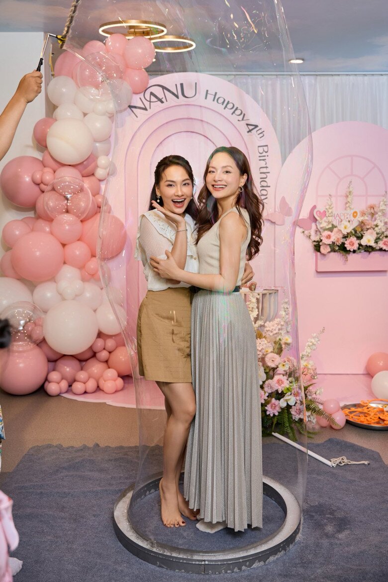 Không cùng huyết thống, hai nữ nghệ sĩ này lại có nhan sắc hao hao nhau như chị em một nhà - 2