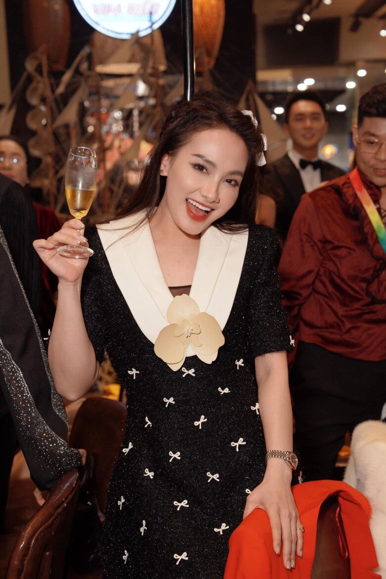 Không cùng huyết thống, hai nữ nghệ sĩ này lại có nhan sắc hao hao nhau như chị em một nhà - 8