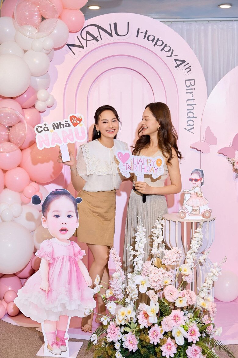 Không cùng huyết thống, hai nữ nghệ sĩ này lại có nhan sắc hao hao nhau như chị em một nhà - 1