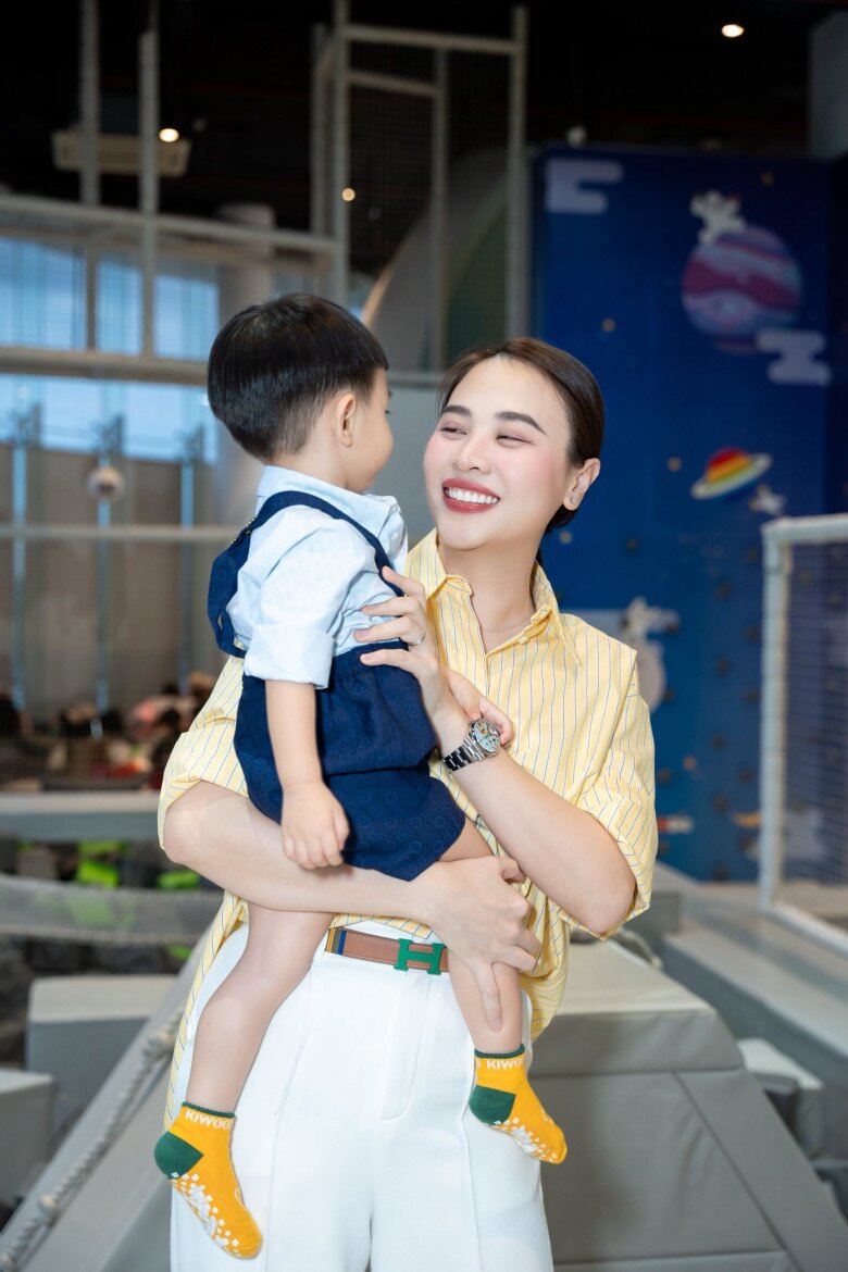 Mẹ bỉm gửi con ở nhà đi concert G Dragon, lên đồ tươi trẻ và năng động cứ ngỡ là gen Z - 5