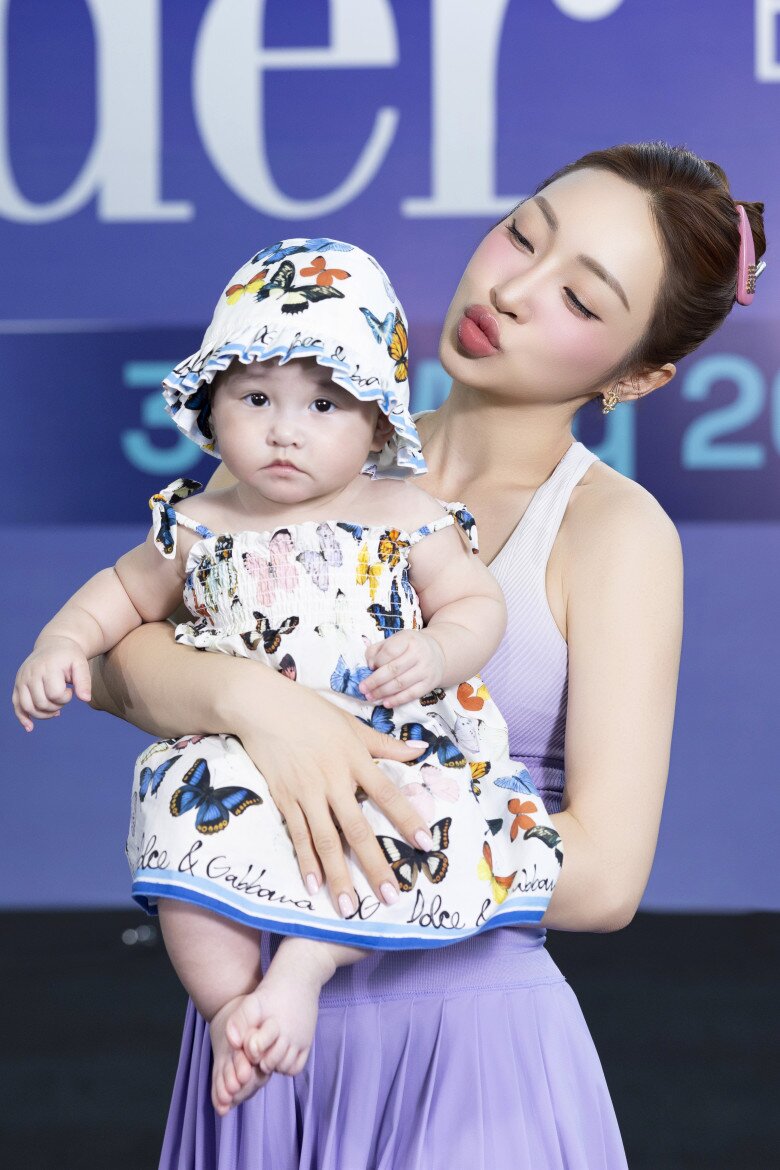 Bà xã Chi Bảo mê môn thể thao này hơn cả chồng, ẵm con theo để độ dáng - 2