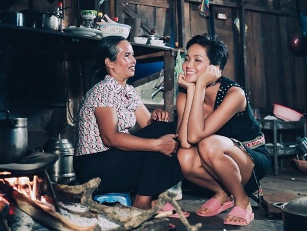 Chân dung người mẹ nghèo chân lấm tay bùn, có cô con gái Hoa hậu làm rạng danh nhan sắc Việt ở quốc tế - 2
