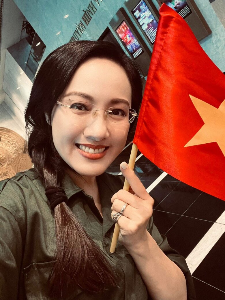 Nhan sắc và danh tính nữ MC dẫn đầu cầu phía Nam ngày 30 tháng 4 đẹp hơn cả Hoa hậu - 3
