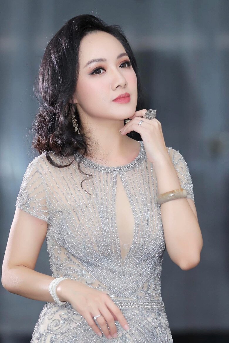 Nhan sắc và danh tính nữ MC dẫn đầu cầu phía Nam ngày 30 tháng 4 đẹp hơn cả Hoa hậu - 5