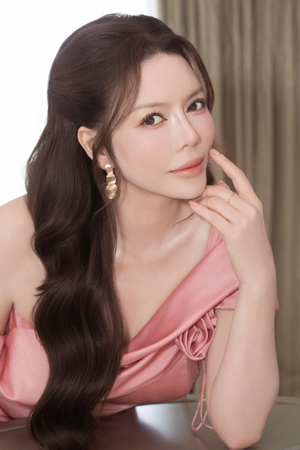 Nhan sắc vị khách mời muốn &#34;giật&#34; hoa cưới của Hồ Quỳnh Hương, lên truyền hình nước ngoài vẫn đẹp phát sáng - 2