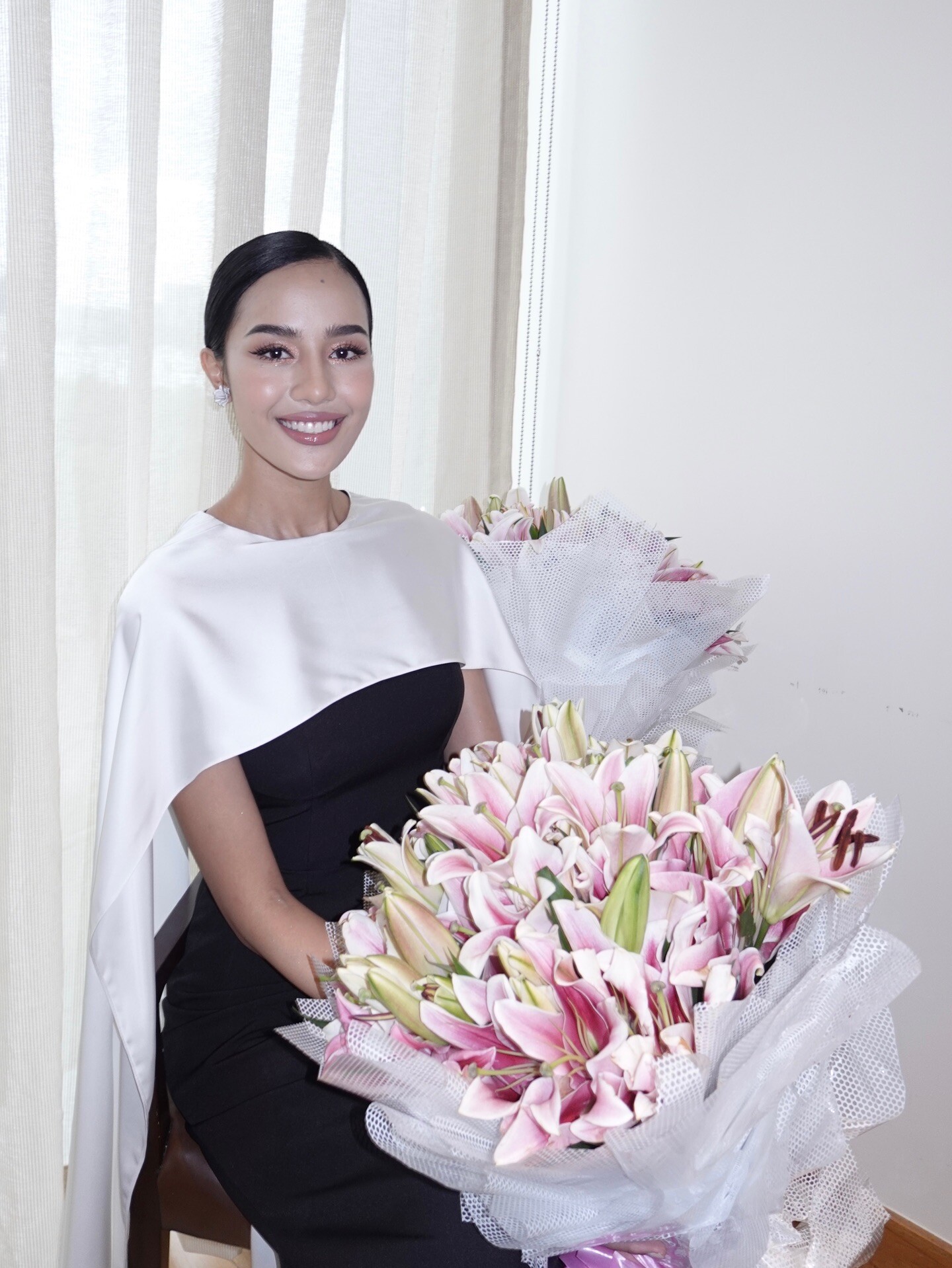 Phong cách thời trang kín cổng cao tường của cô gái sau 1 đêm kiếm được hơn 156 tỷ đồng - 1