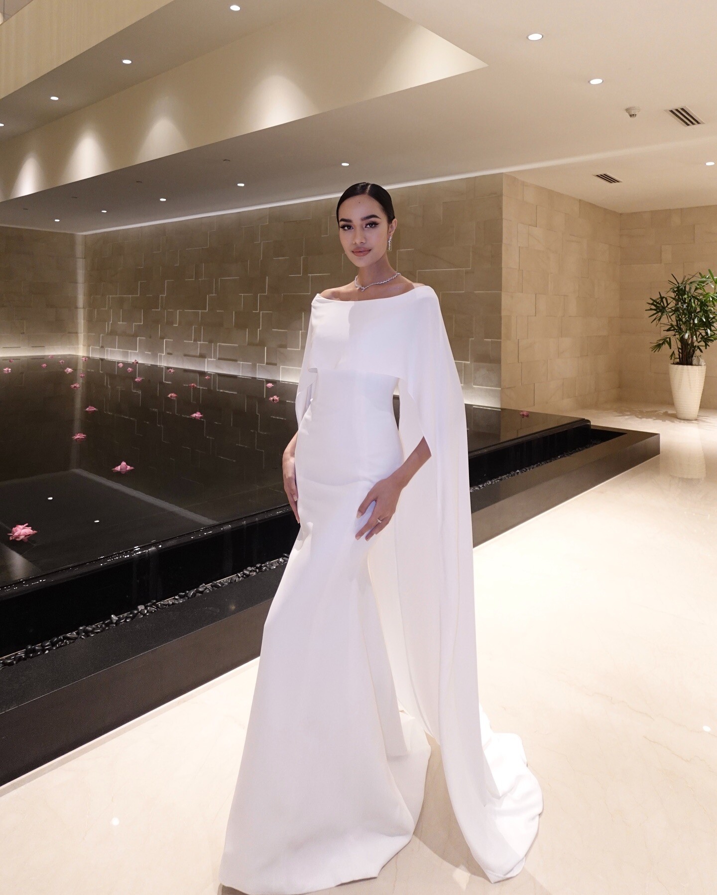 Phong cách thời trang kín cổng cao tường của cô gái sau 1 đêm kiếm được hơn 156 tỷ đồng - 3