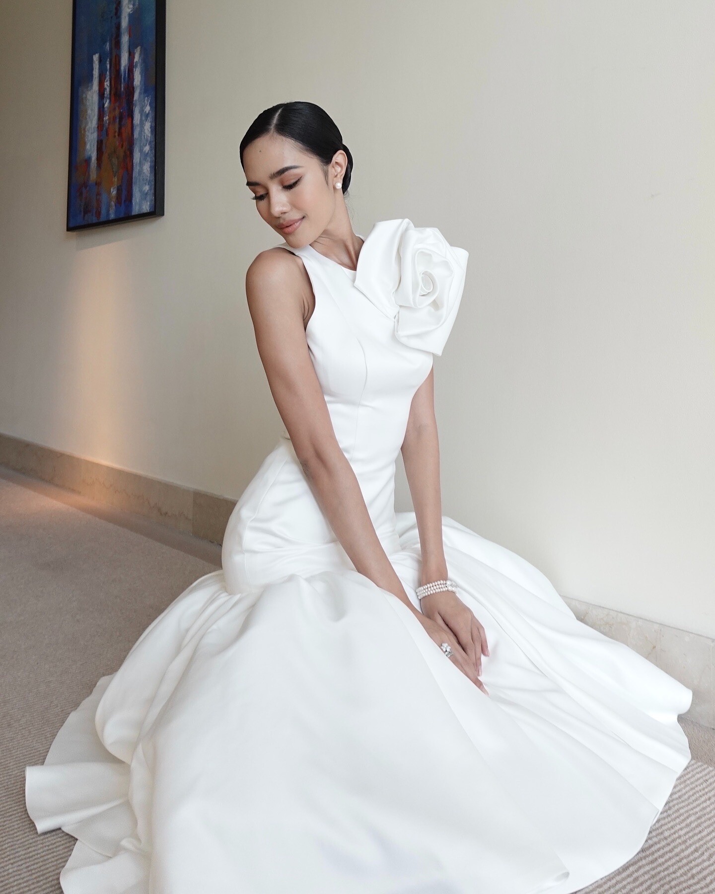 Phong cách thời trang kín cổng cao tường của cô gái sau 1 đêm kiếm được hơn 156 tỷ đồng - 5