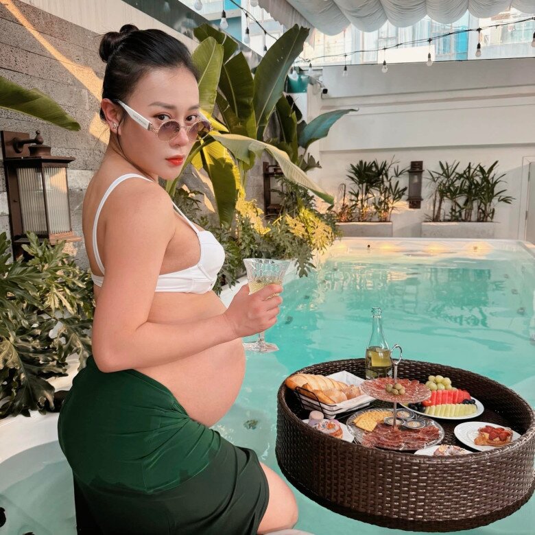 Phương Oanh tự nhận body cong ngược đằng trước, đi bơi diện đồ kín đáo tinh tế hơn xưa - 7