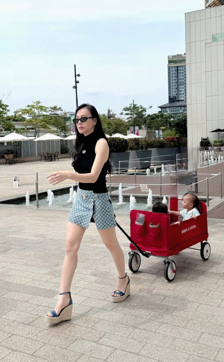Phương Oanh tự nhận body cong ngược đằng trước, đi bơi diện đồ kín đáo tinh tế hơn xưa - 1