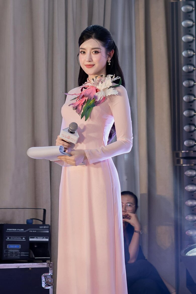“Quốc bảo nhan sắc Việt” nổi danh gợi cảm, lúc lên truyền hình không dám mặc hở dù chỉ 1 lần - 11