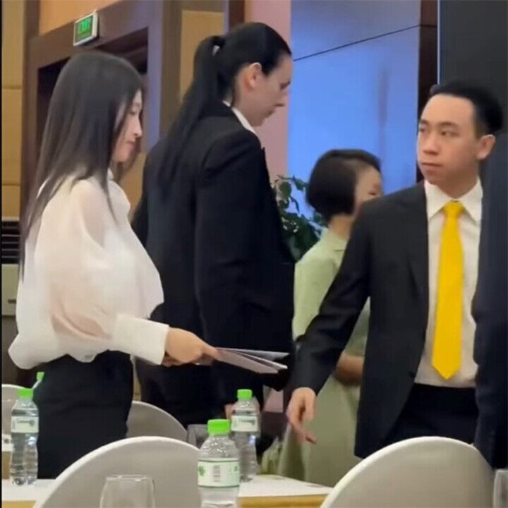 Soi thời trang đi họp cổ đông tập đoàn lớn của Mai Phương Thuý và Phương Nhi, không hề có điểm chung - 6