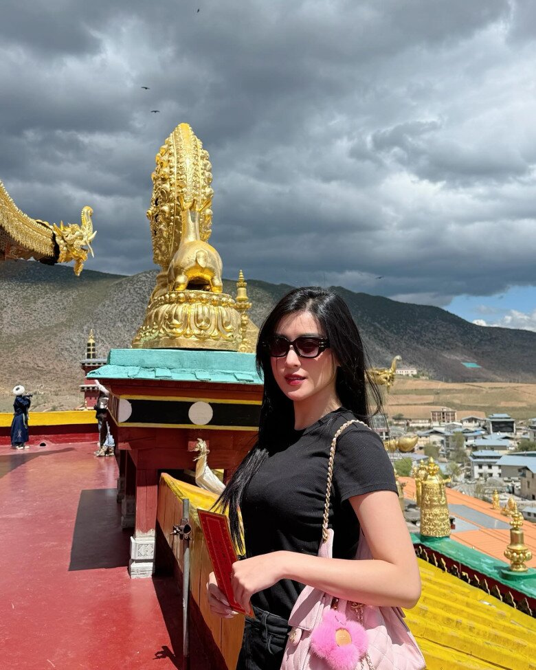 Thời trang đi viếng chùa của Huyền My quá sang chảnh, nhưng chưa là gì so với mẹ của cô - 1