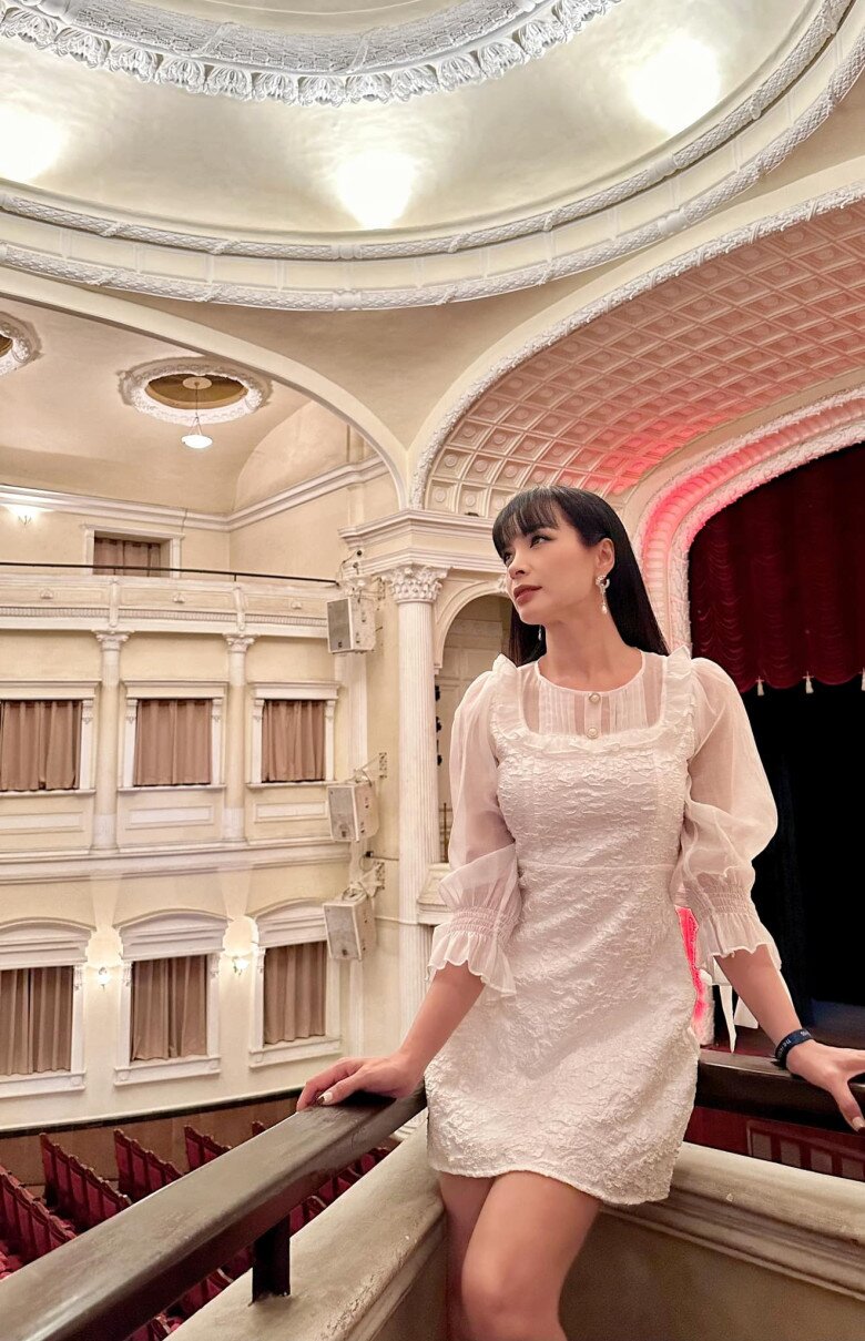 Thuý Hạnh như chị gái của hai cô con gái mỹ nhân, U50 vẫn tự tin mặc váy ngắn khoe chân dài miên man - 5