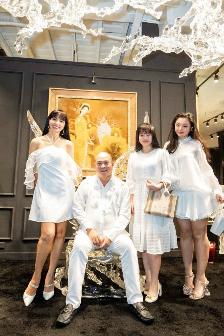Thuý Hạnh như chị gái của hai cô con gái mỹ nhân, U50 vẫn tự tin mặc váy ngắn khoe chân dài miên man - 1