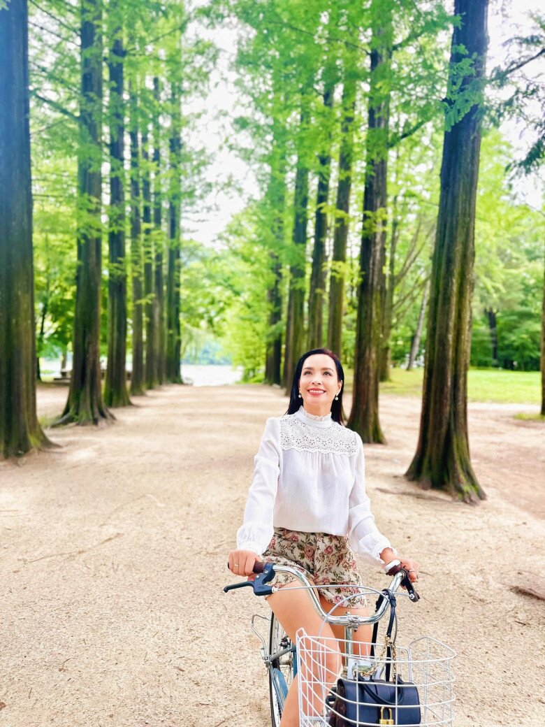 Thuý Hạnh như chị gái của hai cô con gái mỹ nhân, U50 vẫn tự tin mặc váy ngắn khoe chân dài miên man - 8