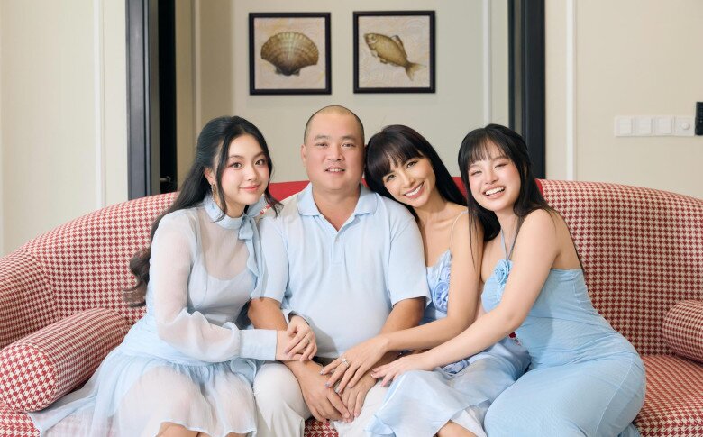 Thuý Hạnh như chị gái của hai cô con gái mỹ nhân, U50 vẫn tự tin mặc váy ngắn khoe chân dài miên man - 6