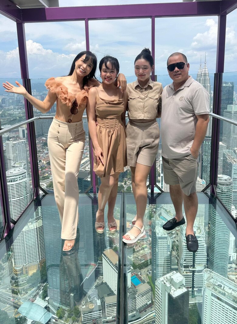 Thuý Hạnh như chị gái của hai cô con gái mỹ nhân, U50 vẫn tự tin mặc váy ngắn khoe chân dài miên man - 4