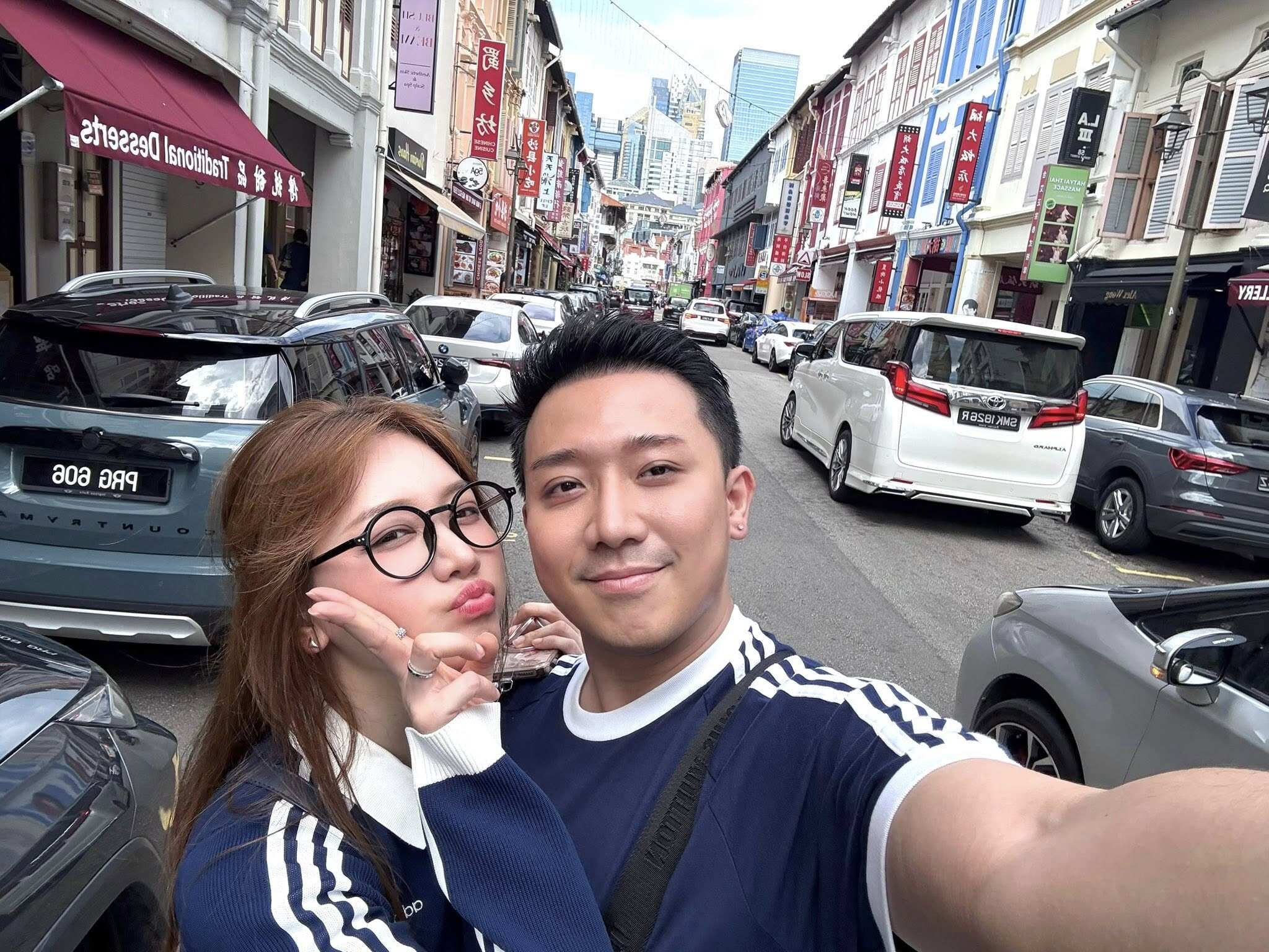 Trấn Thành đeo trang sức nhiều và điệu đà hơn cả vợ khi cùng đi ăn tối - 1